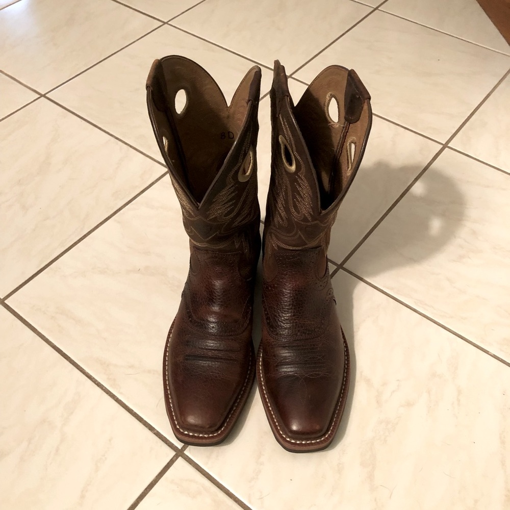 Size 8 Men’s Ariat cowboy boots
